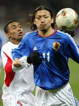 Japan's forward Takayuki Suzuki and Oman's defender Saseed Ashoon struggle for the ball in their Asian 2006 World Cup qualifier at Saitama