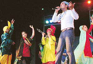 Local artiste Karan Jasbir performs at Jhankar-2004 at Panjab University in Chandigarh 