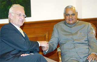 Prime Minister Atal Bihari Vajpayee and Bavarian Premier Edmund Stoiber shake hands
