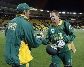 Graeme Smith and Shaun Pollock leave the field after losing third one-dayer to New Zealand in Wellington on Friday. New Zealand lead 2-1 in the six-game series