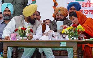 Chief Minister Amarinder Singh and his wife Parneet Kaur discuss with Mr Hardial Kamboz and Mr Deepinder Singh Dhillon