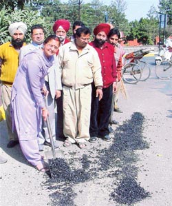 Area councillor Amrit Varsha Rampal commences the project for re-carpeting Malhar Road in Ward No. 41, Ludhiana