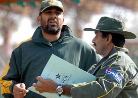 Pakistani cricket captain Inzamam-ul-Haq and coach Javed Miandad share a discussion at Gaddafi stadium 