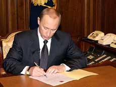 Russian President Vladimir Putin signs the resignation agreement of the Russian government in Moscow 