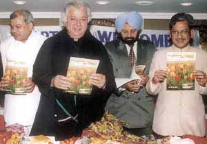 Bollywood personality Shashi Kapoor, former CBI Director Joginder Singh and BJP secretary Sunil Shastri at the launch of the magazine