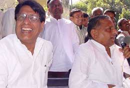 Uttar Pradesh Chief Minister Mulayam Singh Yadav (right) shares a light moment with Rashtriya Lok Dal supremo Ajit Singh after announcing a tie-up for the Lok Sabha poll 