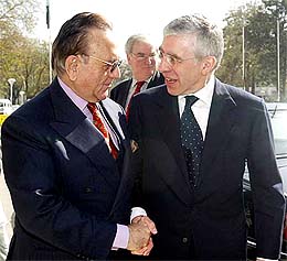 Pakistan�s Foreign Minister Khursheed Mahmood Kasuri greets British Foreign Secretary Jack Straw at the Foreign Ministry in Islamabad 