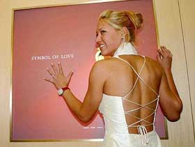 Russian tennis star Anna Kournikova poses for photographers