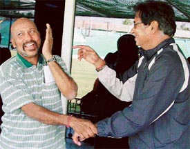 Former cricketer Karsan Ghavari applies shampoo to Syed Kirmani 