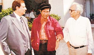 Vijay Anand with big brothers Dev and Chetan Anand