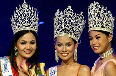 Newly crowned Miss Philippines-Universe Maricar Balagtas poses alongside Miss Philippines-World Ma Karla Bautista and Miss Philippines-International Margaret Ann Bayot 