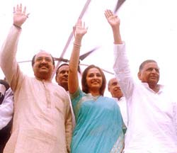 Bollywood actress Jayaprada, who joined the Samajwadi Party, is flanked by President of the party and Uttar Pradesh Chief Minister Mulayam Singh Yadav (right) and party general secretary Amar Singh 