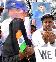 Members of the All-India Muslim Youth Committee offer prayers for the victory of the Indian cricket team during its tour to Pakistan, in New Delhi 