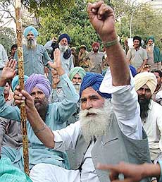 Wine contractors from Ludhiana district demonstrate at Jantar Mantar, New Delhi