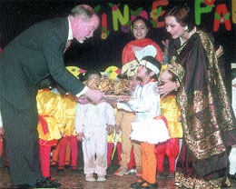 Mr Brian Dickson, Deputy High Commissioner of Canada, distributing prizes to children of Kinder Paradise School, Patel Nagar.