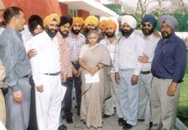 A delegation of the All India Sikh Federation (Delhi) met the Delhi Chief Minister Sheila Dikshit to thank her for the construction of a memorial for Guru Tegh Bahadur in the Capital on Monday. 