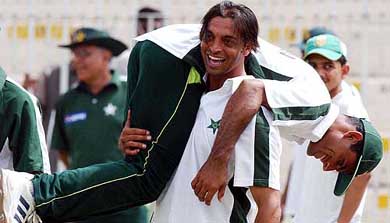Rawalpindi Express Shoaib Akhtar lifts teammate Abdul Razzak 