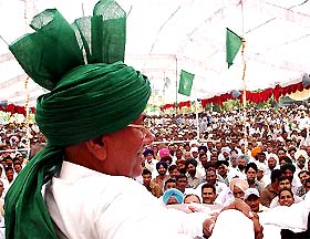 Haryana Chief Minister and INLD chief Om Prakash Chautala addresses a rally at Mullana
