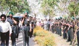 Major Kokri’s body being carried by Army jawans for cremation in Ludhiana