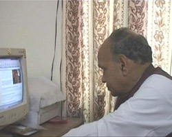 Senior BJP leader Prem Kumar Dhumal surfs the Tribune Web site for news before talking to reporters at Hamirpur