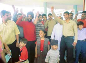 Parents of students of GMT Public Senior Secondary School protest against hike in fee charges