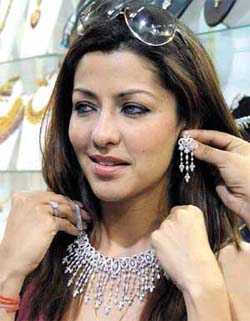 Model Aditi Govitrikar tries out jewellery during the inauguration of ‘Zal Jewels 2004’ at Pragati Maidan in the Capital