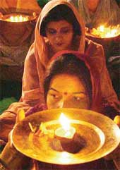 Joint aarti being performed to mark the incarnation of Lord  Rama at Nehru Park
