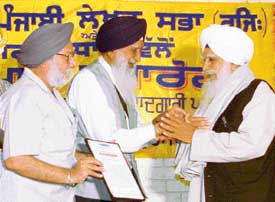 Punjabi writer Gurdit Singh being honoured by the Shiromani Punjabi Lekhak Sabha in the Punjabi Bhavan