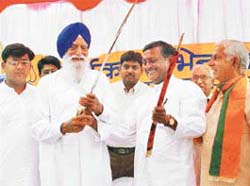 Mr Gurcharan Singh Tohra, SGPC President, and Mr Satya Pal Jain, BJP candidate from Chandigarh, are all smiles during a rally at the BJP office in Sector 33, Chandigarh
