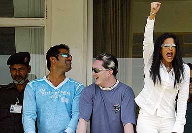 Indian television star Mandira Bedi  cheers the team as Bollywood star Sunil Shetty and Indian Industrialist Gautam Singhania look on