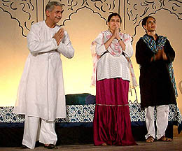 Naseeruddin Shah along with his wife Ratna Pathak and daughter Heeba acknowledges the applause of the audience after performing in a play