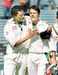 South Africa's Makhaya Ntini and Jacques Rudolph walk off the field after they lost to New Zealand on the final day of the second Test at Eden Park