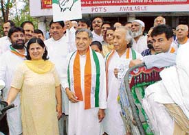 Mr Pawan Kumar Bansal, Congress candidate from the Chandigarh Lok Sabha seat, starts his campaign in Sector 22 on Tuesday. 