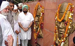 Punjab Chief Minister Capt Amarinder Singh, PPCC President H.S. Hanspal and other senior Congress leaders pay homage at the Shaheed Samarak constructed in the memory of Shaheed Bhagat Singh, Rajguru and Sukhdev at Husseniwalla border in Ferozepore district on Tuesday. 