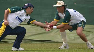Australian skipper Ricky Ponting and Shane Warne practice catching during a training session in Colombo