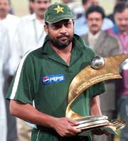 A dejected Inzamam-ul-Haq poses with the Man of the Series trophy 