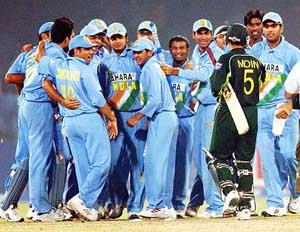 Pakistan's Moin Khan congratulates Indian players after India beat Pakistan in the fifth ODI