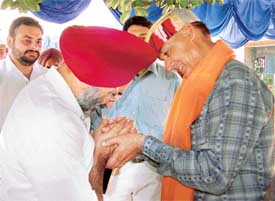 Dr K.S. Aulakh, Vice-Chancellor of the PAU, consoles the father of late Lt Thakur Triveni Singh, a martyr and former student of the university