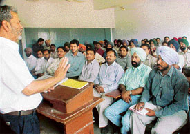 Mr Amrik Singh Saimbhi, poultry farmer, addresses poultry farmers from Punjab
