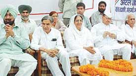 Mrs Rajinder Kaur Bhattal at a meeting of the Congress