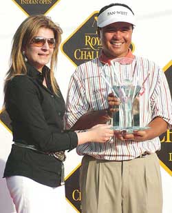 Komal Wazir, Executive Director of Shaw Wallace, presenting the Royal Challenge Indian Open Golf Trophy to Mardan Mamat 