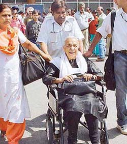 Zohra Sehgal arrives in Chandigarh for the shooting of a Yash Chopra film