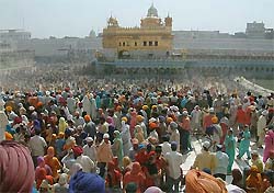 A large number of devotees visited the Golden Temple due to wrong information about launching of the second phase of kar seva on Tuesday