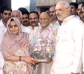 Union Minister Sahib Singh Verma with the parents of Virender Sehwag