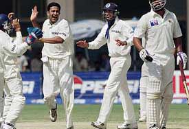 Anil Kumble celebrates the dismissal of Pakistan's captain