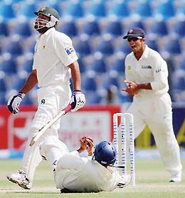 Akash Chopra dives to take the catch of Pakistani skipper Inzamam-ul-Haq off the bowling of Anil Kumble 