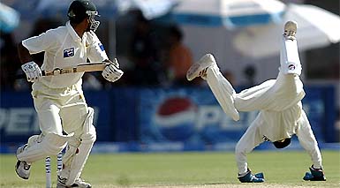 Indian wicketkeeper Parthiv Patel makes an acrobatic attempt to stop a shot by Pakistan's Mohammad Sami 