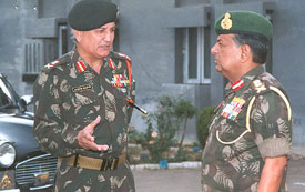 The Army chief, Gen N.C. Vij, discusses a point with Lt-Gen Ashok Kapur, GOC of the 16 Corps