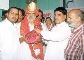 The BJP candidate from the Outer Delhi parliamentary constituency, Mr Sahib Singh Verma, being felicitated by his supporters.