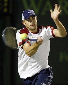 Andy Roddick of the US hits a forehand against compatriot Vincent Spadea 